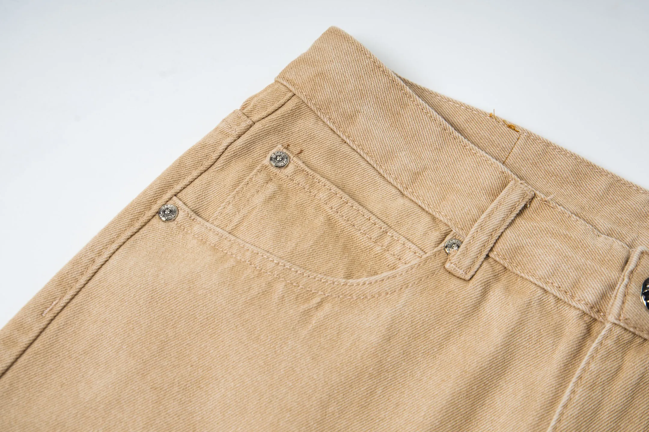 P240 Chrome Hearts 2025 New Miami Limited Couple Washed Jeans with Multiple Black Cross Leather Labels is a hot item this season and is sought after by countless celebrities and fashionistas. The neat details of the cutting process add color to the playful fashion! The neat and meticulous design, and the well-fitting structure is unique. The upper body not only has outstanding recognition, but also looks younger and younger. A style with the ultimate wearing meaning and performance, gorgeous color matching, and the craftsmanship of this style is also extremely extraordinary. After the finished product is washed, it is disassembled and hand-made with sheepskin cross leather and then spliced ​​together to complete. The whole piece has too many craftsmanship to describe. It is decorated with patchwork cross flowers and high-waisted washed jeans! ! Absolutely high-end luxury product, a god-level single product, a super popular product, made with top heavy industry, a magic weapon that cannot be missed in the street. Style number: 1866# Size: 28 30 32 34 Color: khaki pink khaki black